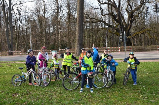 Dzieciaki ze świetlicy w Jaworze wraz z opiekunką Anitą Zarzecką odbywają wycieczki rowerowe.