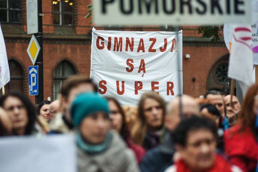 Bydgoszcz. Nauczyciele protestowali przeciwko nowej reformie [ZDJĘCIA]