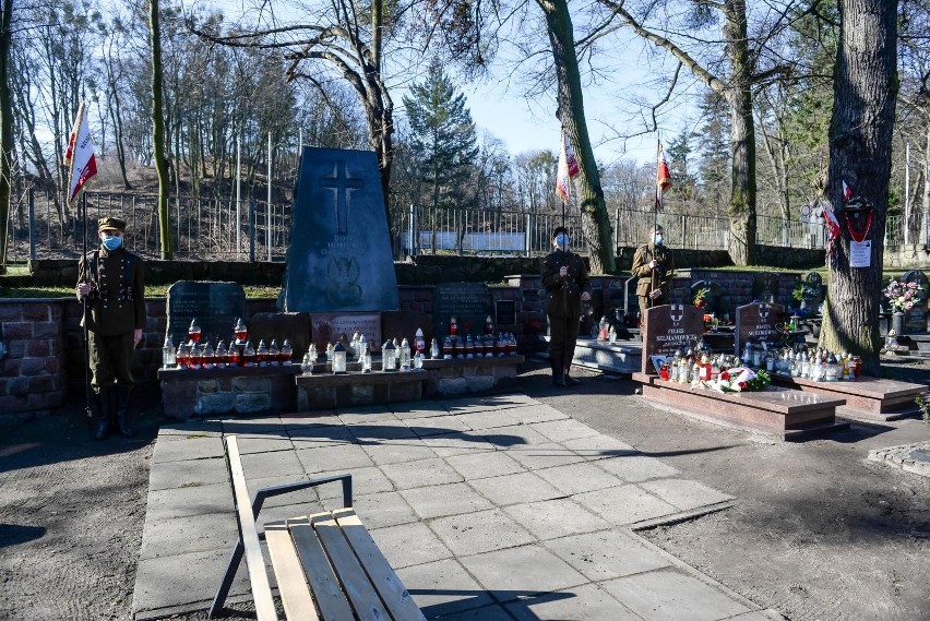 Gdańsk: Zamieszanie po Zaduszkach Partyzanckich. Wychodzili z cmentarza przez płot, brama była zamknięta. Jedna osoba z rozbitą głową