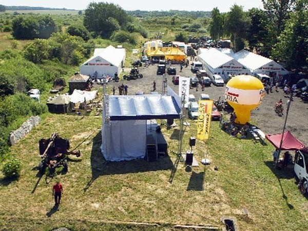 W Bastionie przy wjeździe do Kołobrzegu od strony Koszalina co roku w wakacje organizowany jest piknik wojskowy. Na co dzień działa tu market militarny.