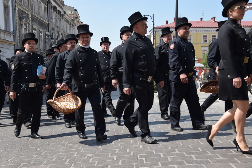 Kominiarze przeszli w paradzie przez Tarnów z racji swojego święta [ZDJĘCIA]