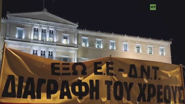 k. 10 tys. osób protestowało przed greckim parlamentem przeciwko treści drugiego pakietu ustaw.