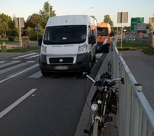 Suwałki. Wypadek na DK 8. Rowerzystka  została potrącona przez samochód dostawczy na ulicy Podhorskiego
