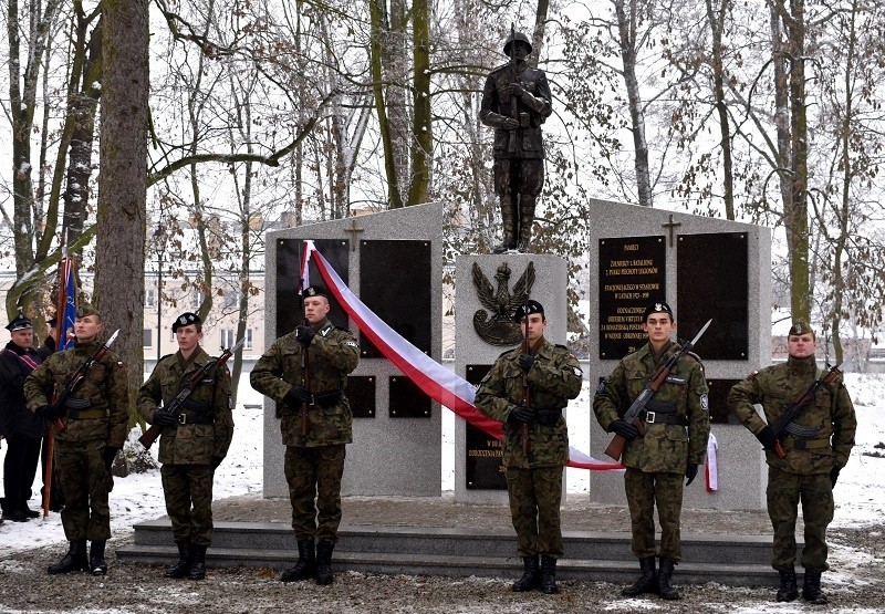 1. Pomnik 2 Pułku Piechoty Legionów w Staszowie przed...