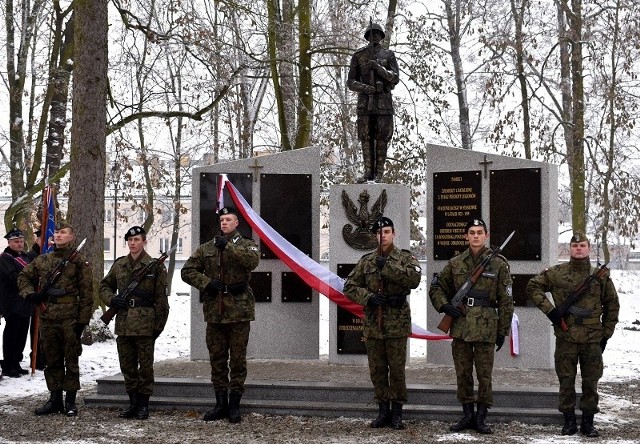 1. Pomnik 2 Pułku Piechoty Legionów w Staszowie przed odsłonięciem. Wartę honorową zaciągnęli: żołnierze 3. Sandomierskiego Batalionu Radiotechnicznego, który obecnie stacjonuje w dawnych koszarach 2. Pułku Piechoty Legionów w Sandomierzu oraz członkowie Jednostki Strzeleckiej 2151 Staszów imienia 2. Pułku Piechoty Legionów Związku Strzeleckiego "Strzelec".