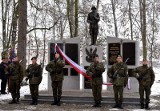Uroczyście odsłonięto Pomnik Żołnierza Polskiego w Staszowie. Upamiętnia on tych, którzy polegli w walce za naszą wolność [ZDJĘCIA]