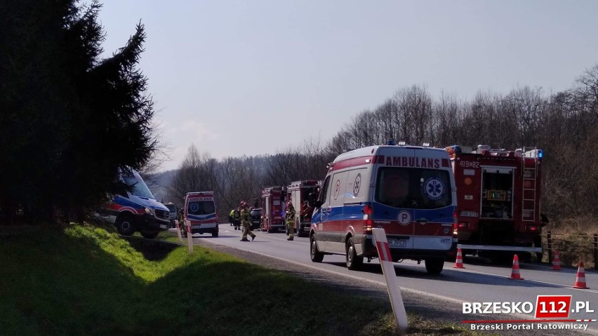 DK 75 Brzesko. Wypadek z udziałem dwóch samochodów, trzy osoby ranne, droga była zablokowana [ZDJĘCIA]
