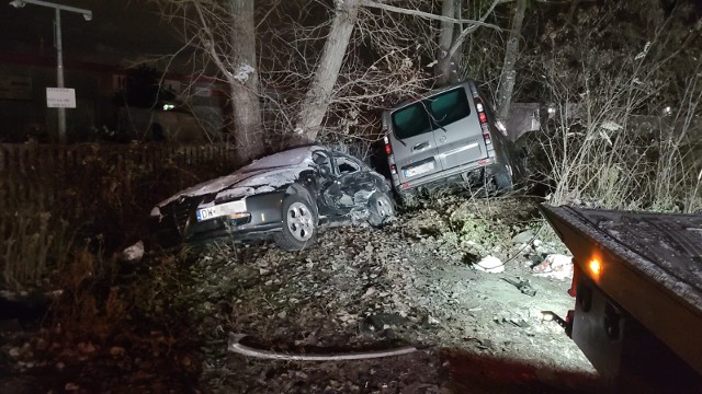 Wypadek na Brochowie (12.12.2022). Siła uderzenia była tak duża, że kilkadziesiąt metrów dalej oba samochody wpadły do rowu.