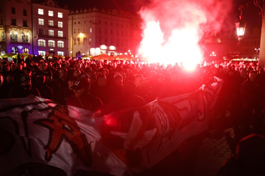 Kibice Cracovii na stadion Wisły ruszyli z Rynku Głównego