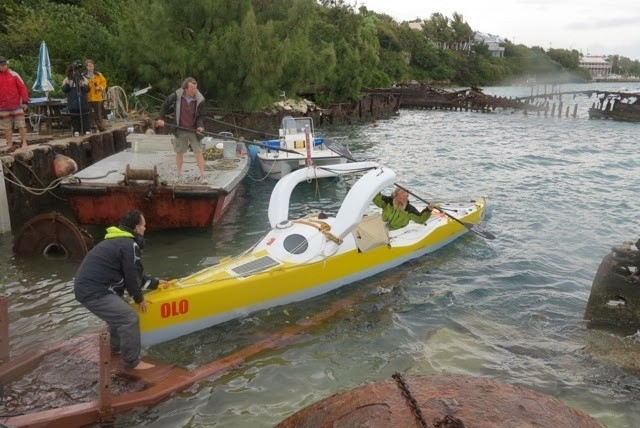 Kajakarz z Polic stanął na lądzie po 142 dniach samotnej walki z oceanem. Miał problemy z utrzymaniem równowagi, nim błędnik się ustabilizował, musiały go podtrzymywać dwie miejscowe kobiety.