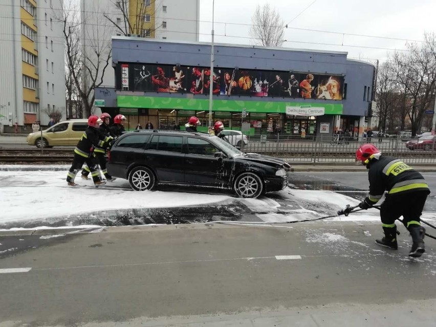 Pożar samochodu na Grabiszyńskiej. Ulica zablokowana