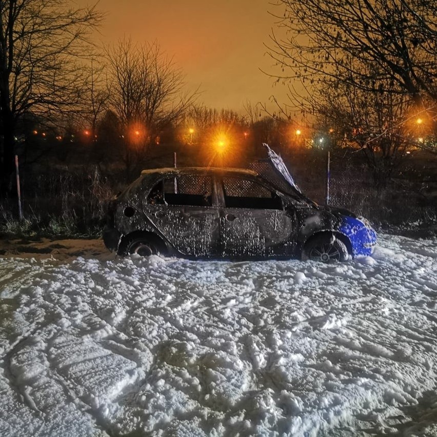 Na ul. Połczyńskiej w Koszalinie spłonął samochód. Wstępnie...