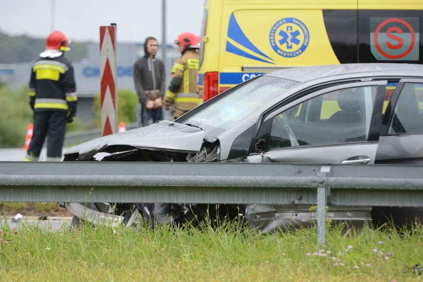 Poważny wypadek na "średnicówce" w Grudziądzu. Zderzyły się dwa samochody. Dwie osoby zostały ranne[zdjęcia]