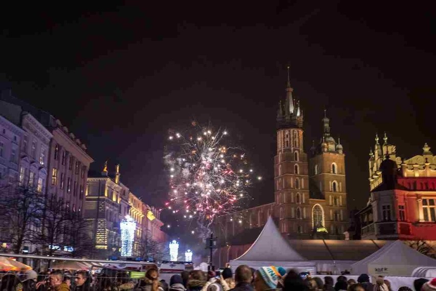 Sylwester w Krakowie 2018. Tak bawiono się po drugiej stronie Rynku [ZDJĘCIA]