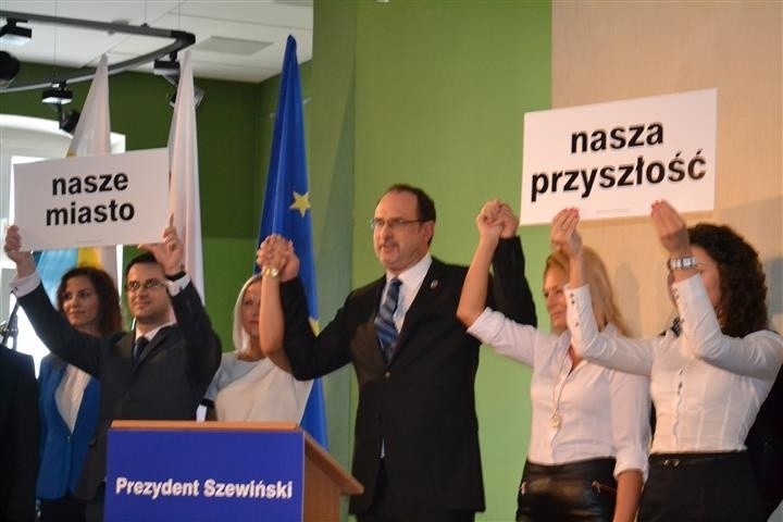 Szewiński wraz z aniołkami ruszył z kampanią na prezydenta Częstochowy