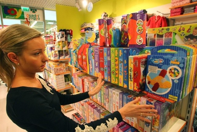 - Popularnością cieszą się proste zabawki, lalki i samochodziki - mówi Magdalena Tokarska. Ale klienci coraz chętniej sięgają po zabawki edukacyjne.