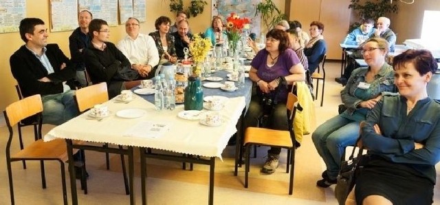 Zagraniczni goście zwiedzali Zespół Placówek Oświatowych w Morawicy, wzięli też udział w lekcji pokazowej.