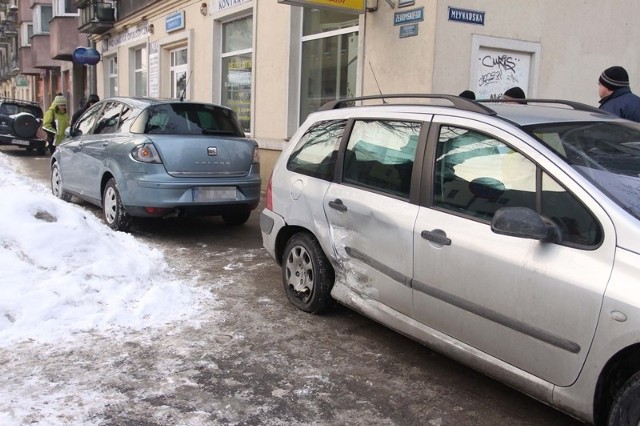 Na rogu ulicy Młynarskiej i Żeromskiego zderzyły się we wtorek trzy samochody osobowe. Najbardziej ucierpiał peugeot.