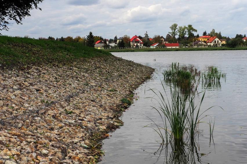Koniec budowy prawej zapory Zalewu Zemborzyckiego. Powstała też nowa przepompownia wody