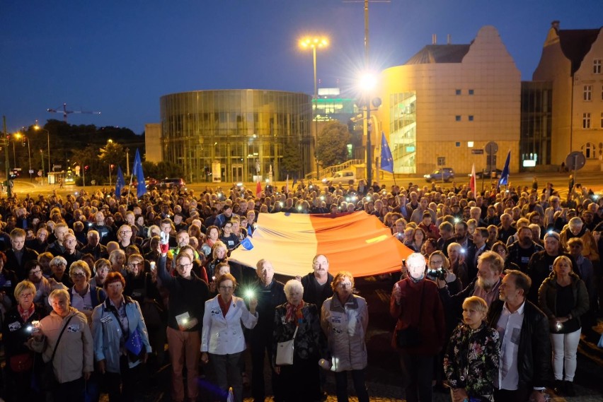 Przeciwko łamaniu konstytucji protestowały dziesiątki...