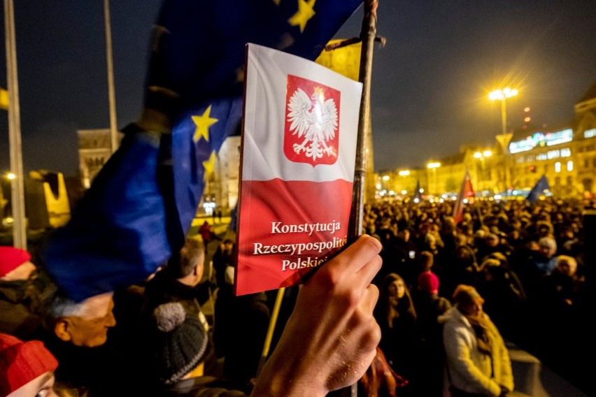 Przeciwko łamaniu konstytucji protestowały dziesiątki...