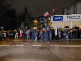 Protest pod TVP 3 Białystok. Demonstranci sprzeciwiają się wprowadzanym zmianom w mediach publicznych