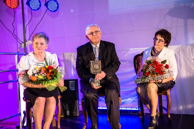 Tytuł Osobowości Roku 2015 Gminy Kije otrzymał Arkadiusz Szostak. Z lewej Helena Ziółkowska, z prawej Teresa Dudała.