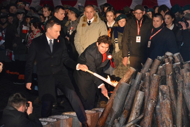 Prezydent Andrzej Duda z prezydentem Lucjuszem Nadbereżnym rozpalają Ognisko Patriotyzmu