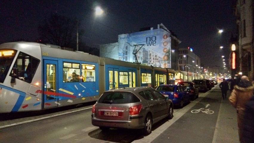 Paraliż komunikacyjny w centrum Wrocławia. Wykoleił się tramwaj na pl. Kościuszki