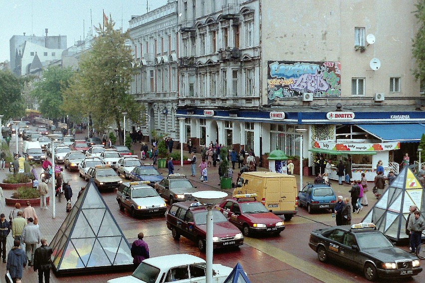 Taksówkarze na ul. Piotrkowskiej, w oddali widać kultowy już...