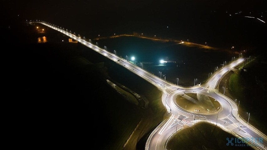 W poniedziałek 14 grudnia otwarcie mostu w Nowym Korczynie. Zobacz, jak zachwycająco wygląda nocą [ZDJECIA Z DRONA]