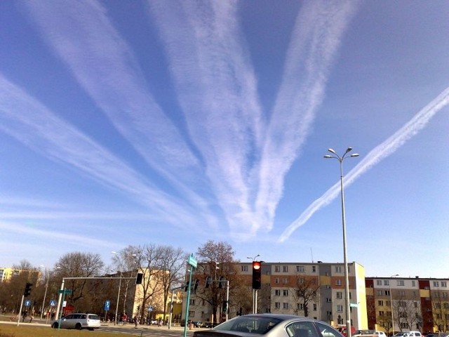 Tajemnicze ślady znów wywołały ożywioną dyskusję. Internauci podejrzewają, że są to chemtrails