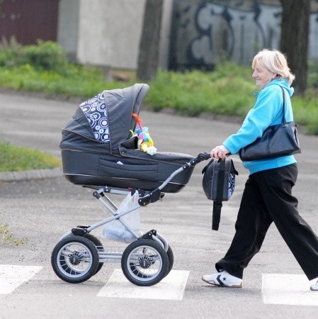 Daniela Stelak przechodzi przez niebezpieczne przejście dla pieszych na ulicy Zachodniej. W wózku śpi jej wnuczek, Robert.