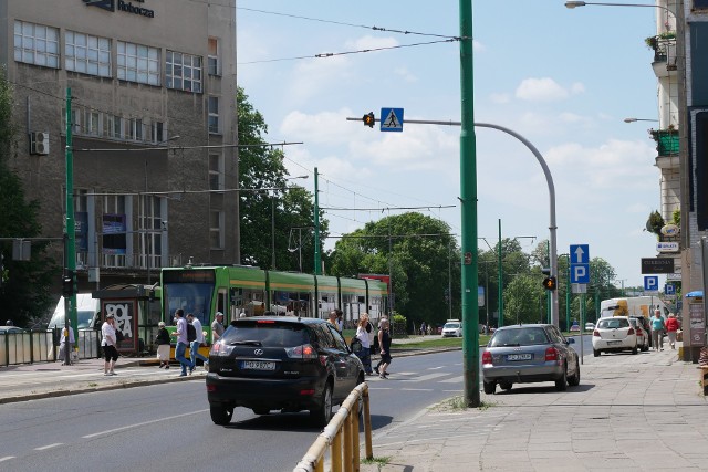 Część kierowców nie zatrzymuje się przed przejściem dla pieszych na Grunwaldzkiej na wysokości przystanku „Matejki”