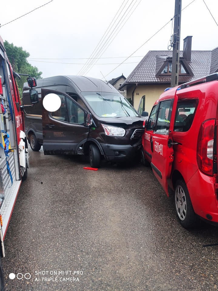 Wypadek we Włodowicach. Samochód wjechał w pojazd strażaków....