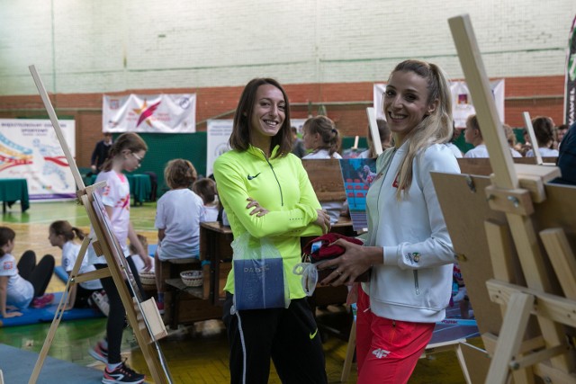 Angelika Cichocka (z prawej) i Katarzyna Broniatowska podczas zajęć z krakowską młodzieżą