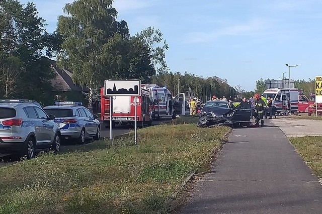 ZASIEKI. Wypadek z udziałem dwóch samochodów. Ranne są