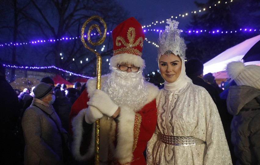 Tłumy dzieci oczekiwały Świętego Mikołaja w świątecznym...