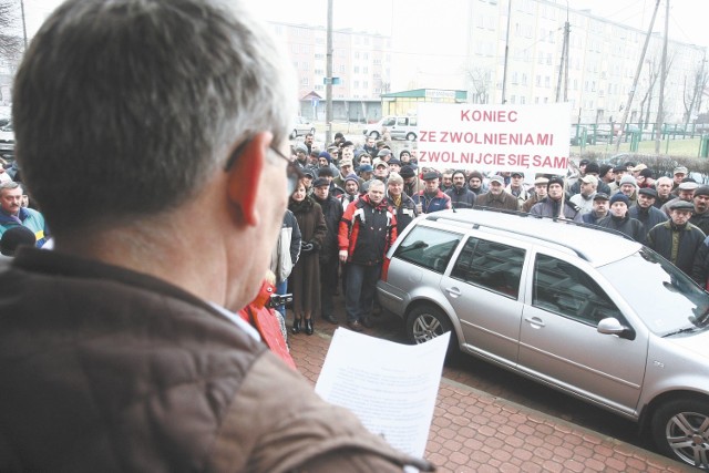 Około 200 pracowników Uchwytów protestowało wczoraj przed zakładem przy ulicy Łąkowej w Białymstoku. Boją się utraty miejsc pracy.