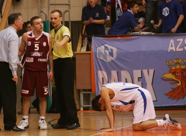 Na tym zdjęciu to Maciej Majcherek jest na kolanach, a stoi zawodni Spójni, Michał Trypuć. Jak będzie po finałowych spotkaniach, tego nie wiadomo.