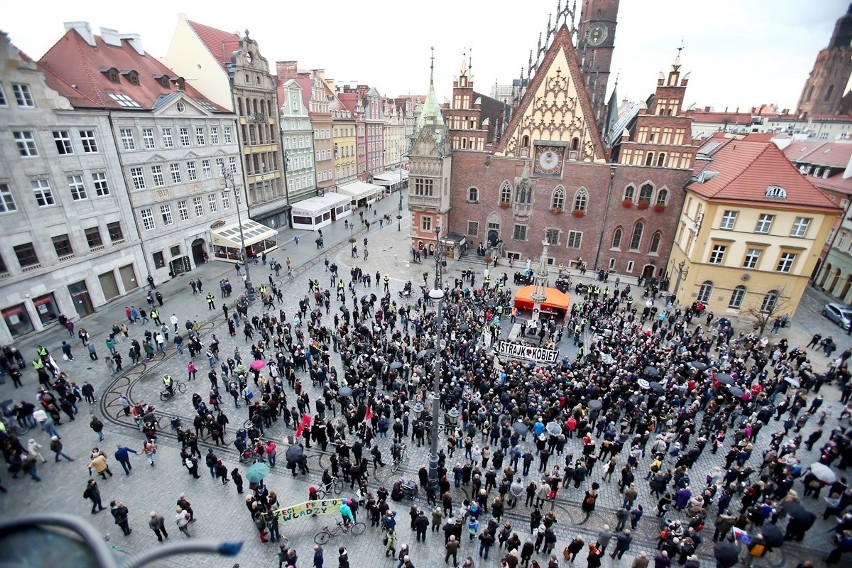 Czarny Wtorek we Wrocławiu. Marsz i protest w Rynku [ZDJĘCIA]