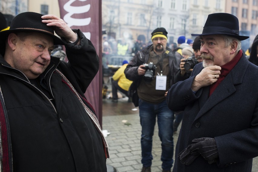 Na krakowskim Rynku wigilia dla bezdomnych i potrzebujących [ZDJĘCIA, WIDEO]