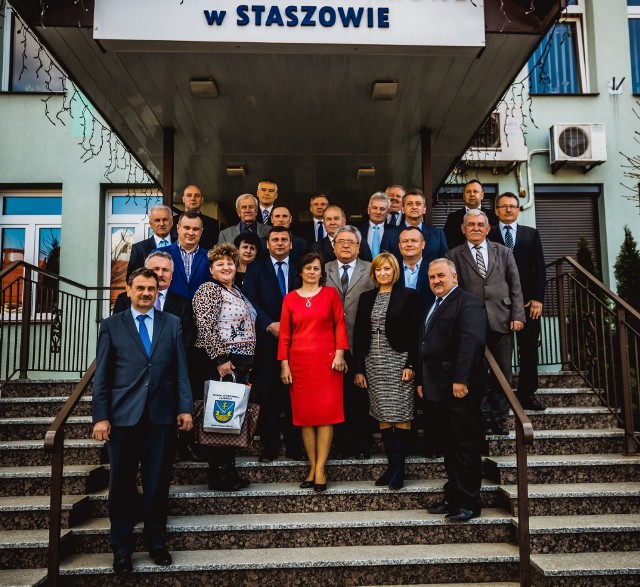 Pamiątkowe zdjęcie po podpisaniu porozumienia, członkowie Rad i Zarządów Powiatów Rawskiego oraz Staszowskiego, przed wejściem do Starostwa Powiatowego w Staszowie.