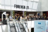 Firma FOREVER 21 ogłosiła bankructwo! Popularna sieć odzieżowa dla młodzieży zamknie placówki na całym świecie. Co ze sklepami w Polsce?