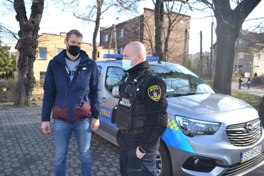 Straż miejska rozdawała maseczki ochronne w Milowicach....