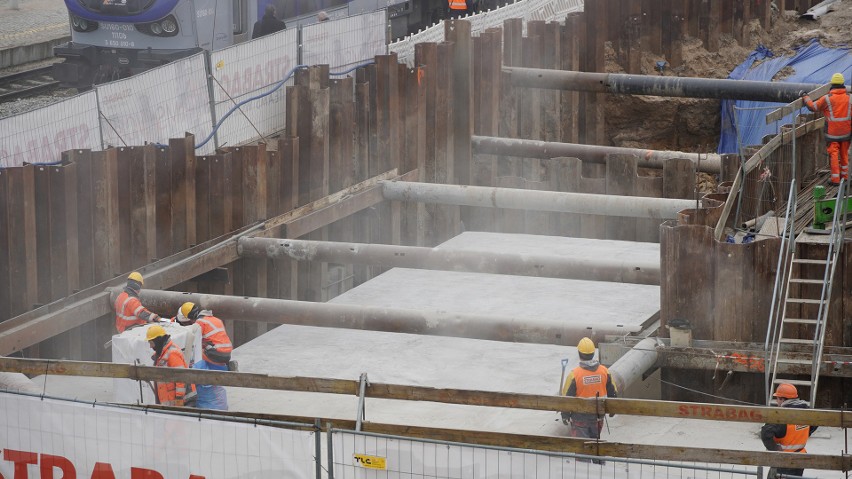 Białystok. Budowa tunelu z ul. Świętego Rocha na ul. Kolejową. To część węzła intermodalnego. Trwa też modernizacja peronów stacji PKP