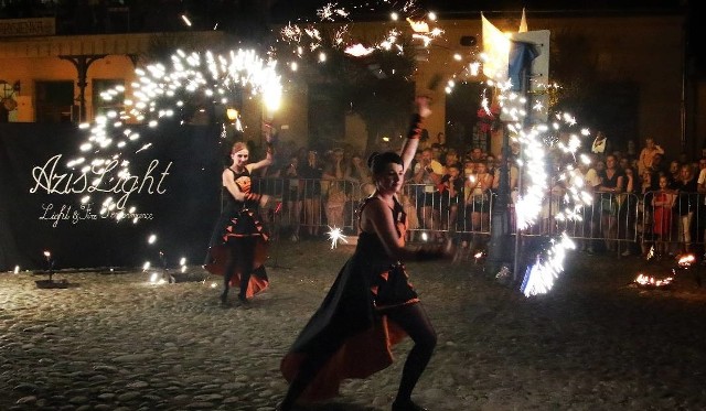 Majówka w SzaflarachWójt Gminy Szaflary oraz Gminne Centrum Kultury, Promocji i Turystyki w Szaflarach serdecznie zapraszają na III Majówkę w Sercu Podhala, która odbędzie się w sobotę 5 maja na Błoniach Szaflarzańskich (plac pod pomnikiem Św. Andrzeja Apostoła).W programie: III Turniej Sołecki o Puchar Wójta Gminy Szaflary, III Gminny Przegląd Piosenki Angielskiej, występ zespołu romskiego działającego na terenie gminy Szaflary, występy dzieci i młodzieży z gminy Szaflary, występ Góralskiego Kabaretu Truteń, koncert zespołu Musle oraz pokaz Teatru Tancerzy Ognia (na zdjęciu)."Planujemy pobić także obecny rekord Polski w lepieniu pierogów na czas w parach. Pomogą nam w tym uczniowie z Zespołu Szkół Centrum Kształcenia Rolniczego w Nowym Targu. Na terenie imprezy dostępna będzie także strefa gastronomiczna, zjeżdżalnie oraz atrakcje dla dzieci" - zapowiadają organizatorzy.Wstęp wolny.