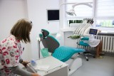 Polacy coraz bardziej dbają o zęby - nawet COVID-19 nie zmniejszył liczy profikatycznych wizyt u stomatologów