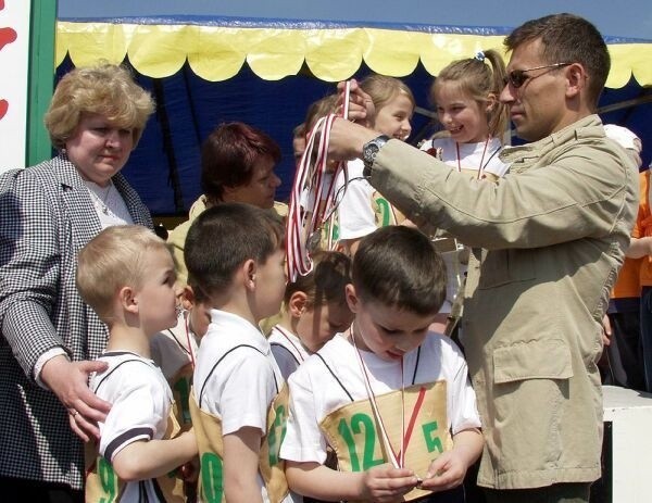 Robert Korzeniowski dekorował medalami uczestników sztafety przedszkolaków.