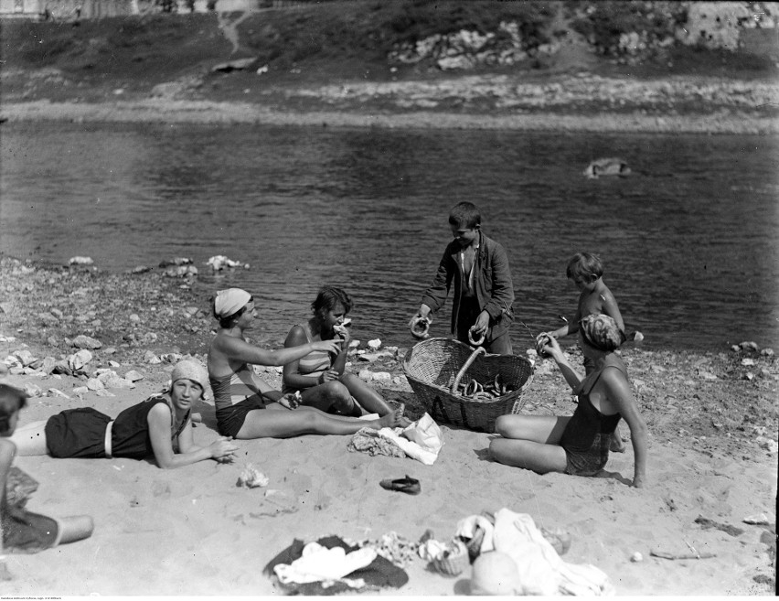 Wykąpać się w Wiśle, plażować u stóp Wawelu, czyli archiwalne zdjęcia kąpielisk nad Wisłą [GALERIA]